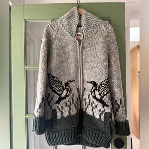 Tuak Canada Women's light blue and Green Cowichan Sweater XL vintage